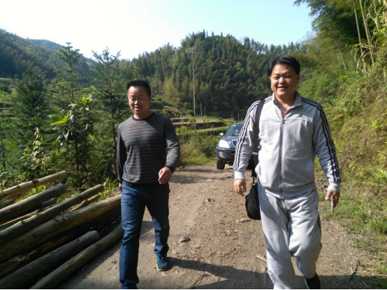 2曹兴洪（右）走遍了东源村的每个角落.png