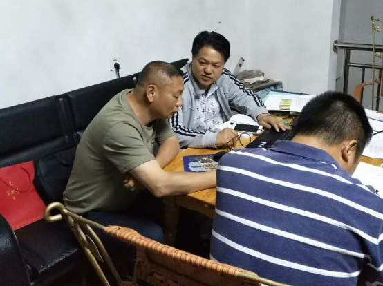 3曹兴洪（中）与驻村工作队员一起探讨东源村的各项工作.png